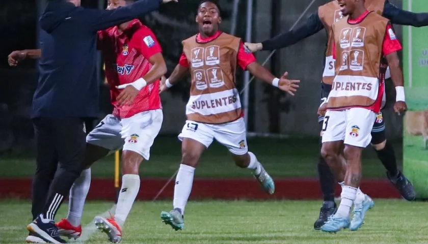 Miller Bacca, autor del primer gol del Barranquilla FC, celebra con su entrenador Nelson Flórez.