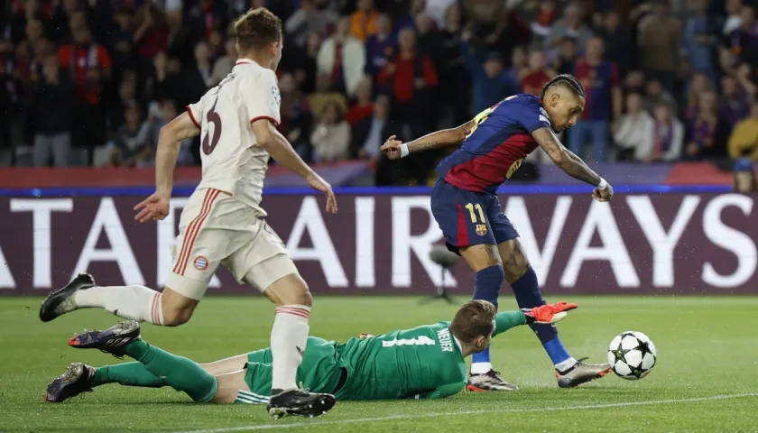 El brasileño Raphinha en la acción en la que marcó el primer gol del Barcelona.