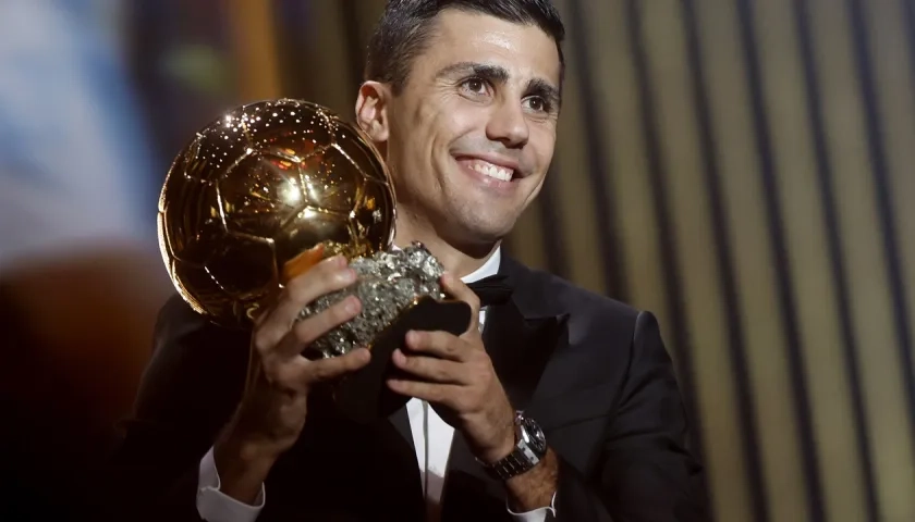 Rodri, mediocampista del Manchester United, tras recibir el Balón de Oro.