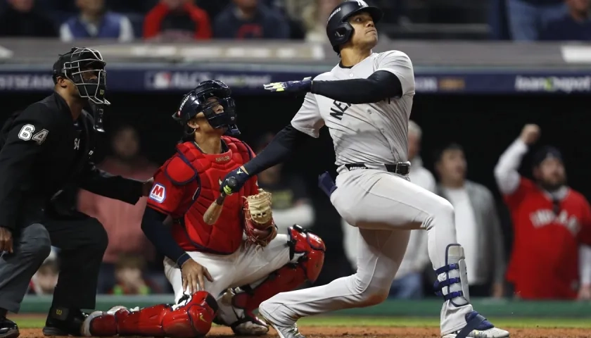 Juan Soto batea el jonrón de tres carreras que le dio la victoria a los Yanquis.