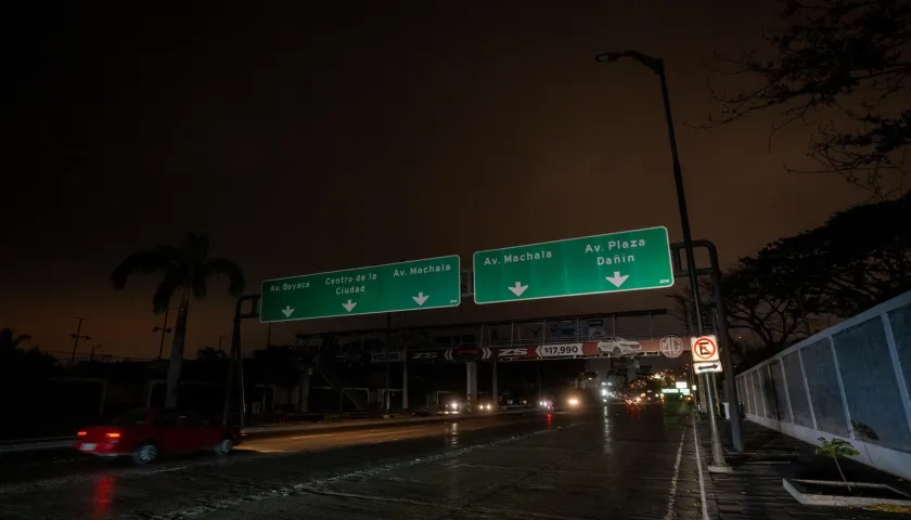 Un sector de Guayaquil sin luz el pasado domingo.