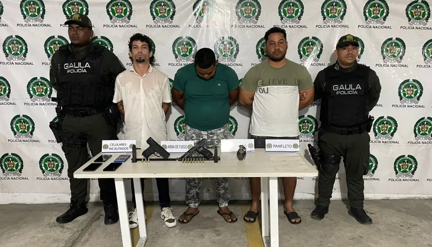 Los tres capturados por parte del Gaula de la Policía.