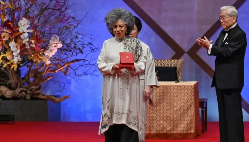 Doris Salcedo en el ceremonia de premiación.