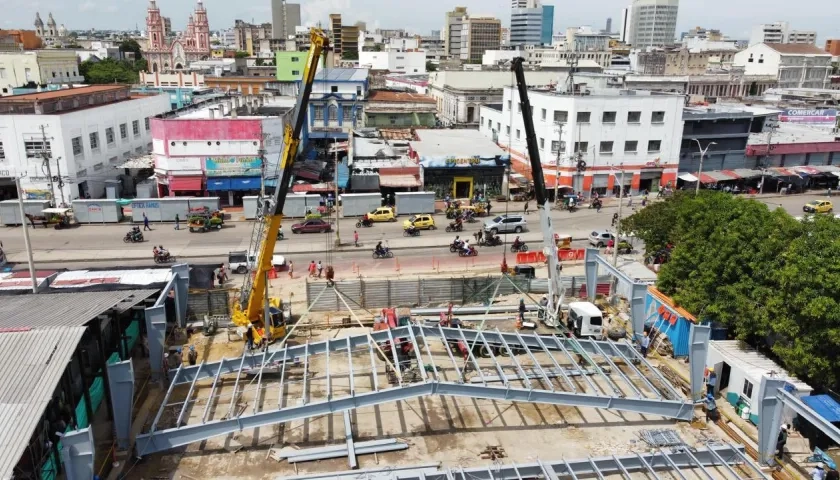 Trabajos de instalación de la cubierta del mercado El Playón. 