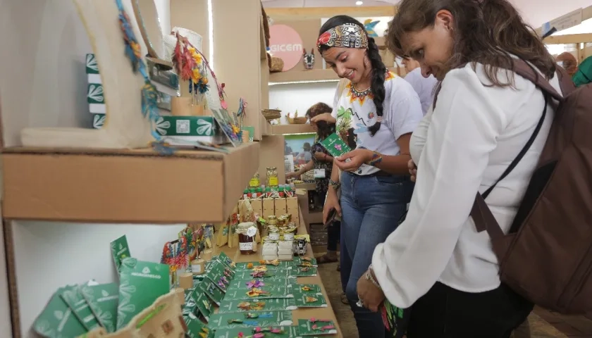 Visita a stand de productos ambientales.