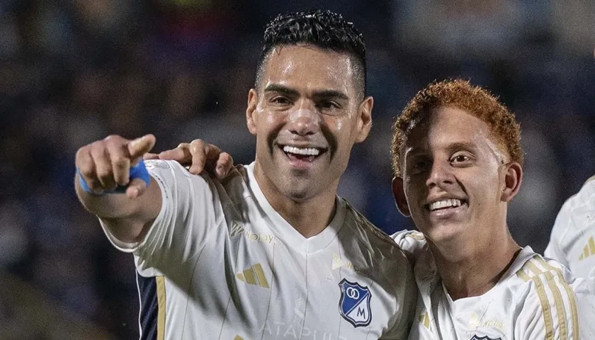 Falcao García celebra con su compañero de equipo Juan José Ramírez. 