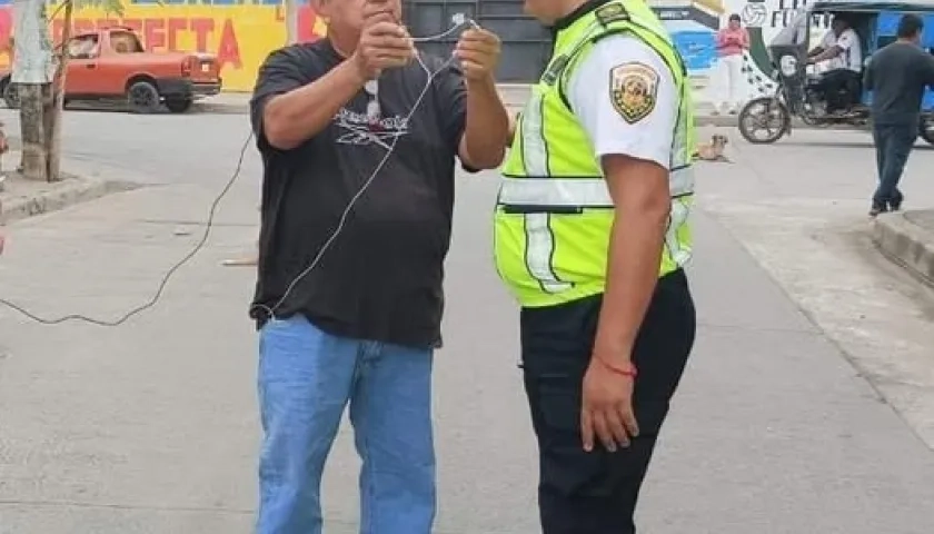 El periodista Leonardo Rivas Espinoza, de camiseta negra.