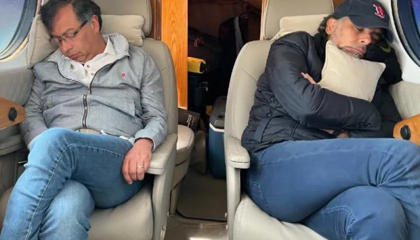 Gustavo Petro y Armando Benedetti en un avión privado durante la campaña presidencial. 