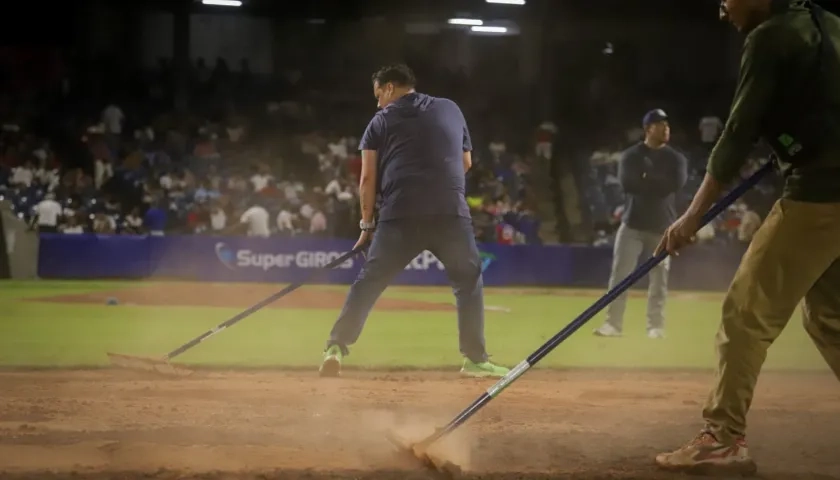 Más de una hora duraron los trabajos de reacondicionamiento del terreno de juego del Édgar Rentería. 