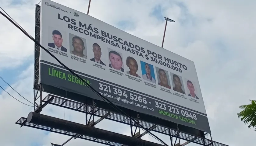 Cartel de los más buscados en valla gigante en el norte de Barranquilla. 