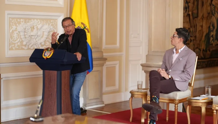 El Presidente Gustavo Petro junto al ministro de Educación, Daniel Rojas.