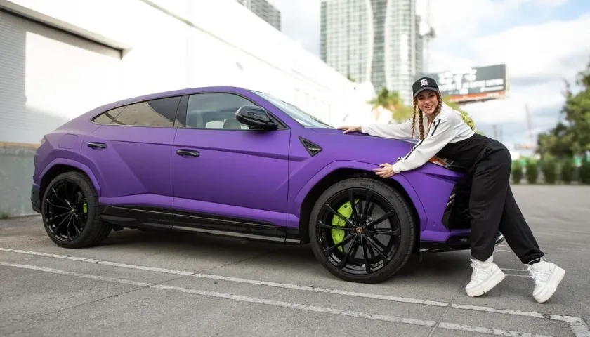 Shakira personalizó su Lamborghini Urus en colores morado y amarillo neón.