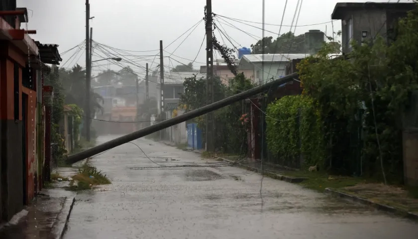 Poste de red eléctrica caído debido al paso del huracán Rafael en La Habana. 