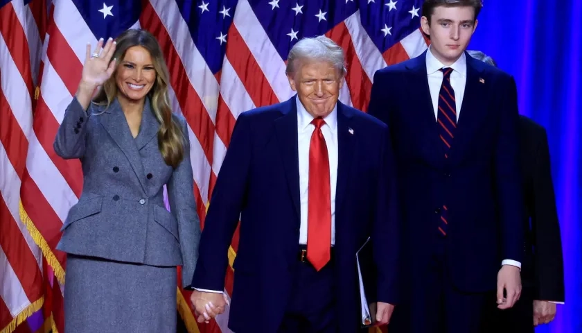 Donald J. Trump celebra su victoria junto a su esposa Melania Trump y a su hijo Barron Trump. 