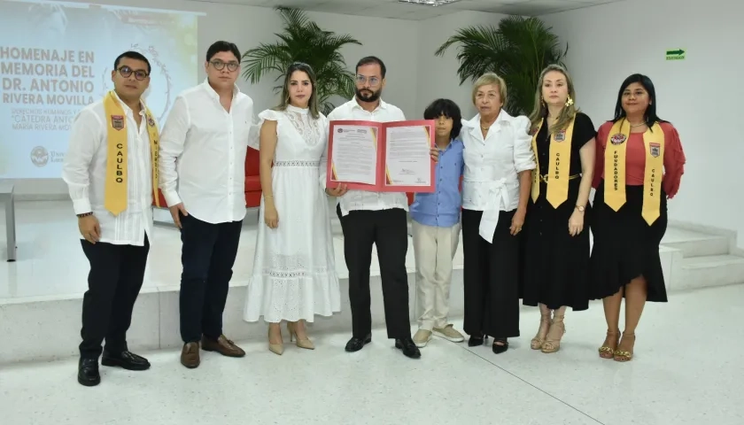 Entrega de placa conmemorativa y Resolución en honor a la memoria del “Dr. Antonio María Rivera Movilla”, al Dr. Lenin Ernesto Rivera Escolar y su familia.