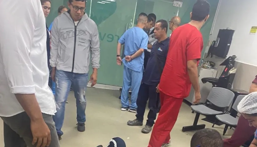 El vigilante fue atendido en primera instancia por médicos y enfermeras de la misma IPS. 