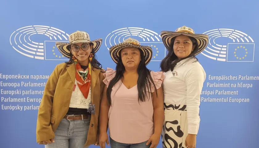 Las activistas zenúes, Yina Marcela Ortega, Yusleida Pineda y Judith Johana Navarro este martes en el Parlamento Europeo en Bruselas.