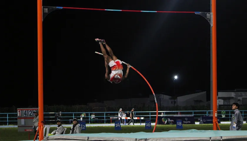 Andrés Torres durante su participación en la final del salto con pértiga.