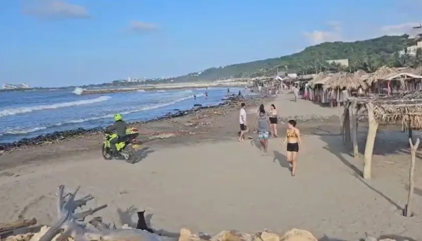 Las autoridades durante el cierre de playas en Puerto Colombia.