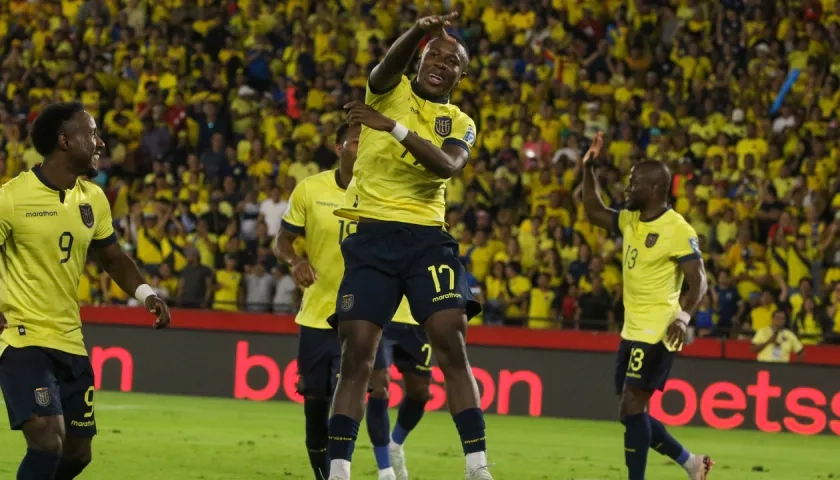 Alan Minda celebra el cuarto gol de Ecuador ante Bolivia, el jueves, en Guayaquil.