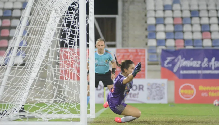 Emily Clavel en el único tiro que le convirtieron desde el punto penal. 