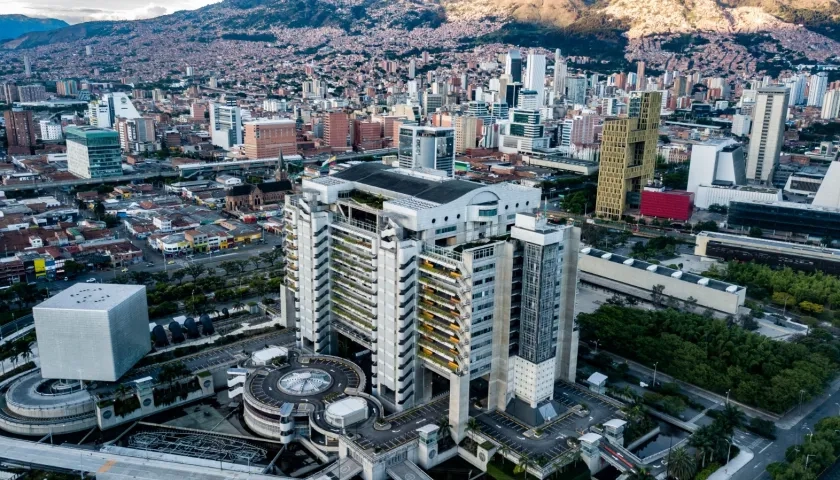 Edificio de EPM (centro) ubicado en Medellín. 