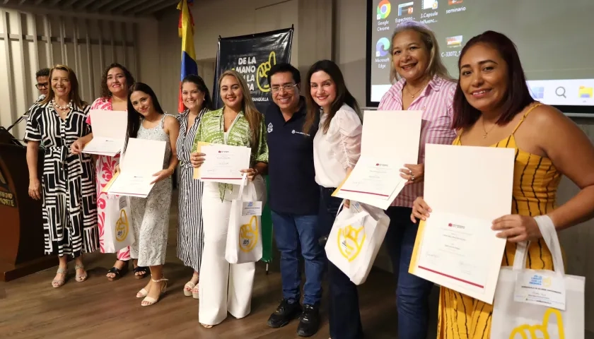 Momentos de la certificación de las beneficiarias del programa de inglés.