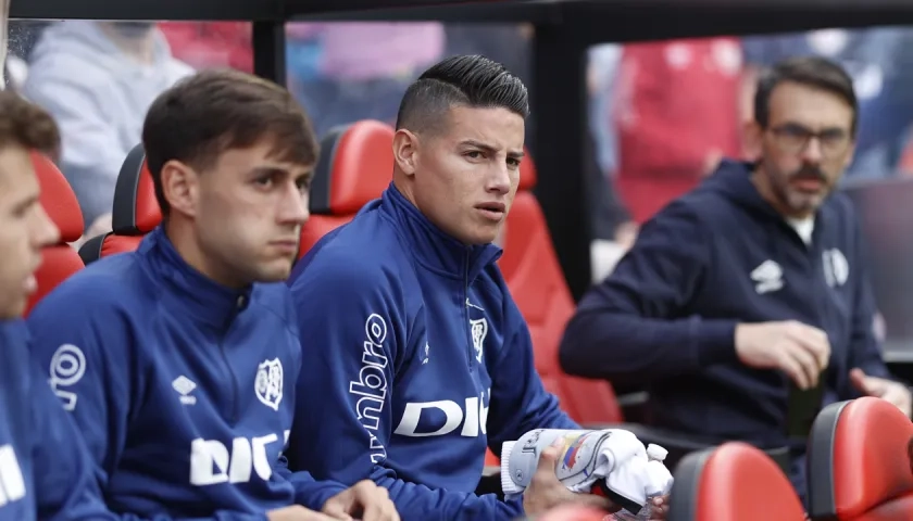 James Rodríguez en el banco de suplentes en el partido contra el Sevilla.