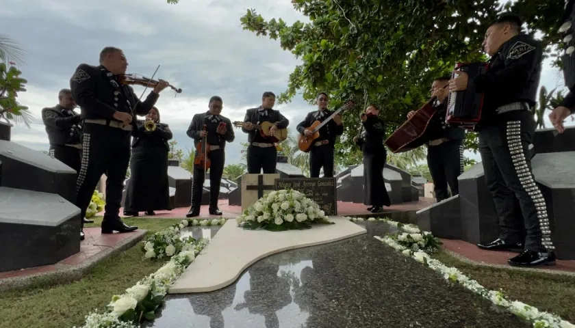 Serenata al Joe Arroyo donde reposan sus restos.