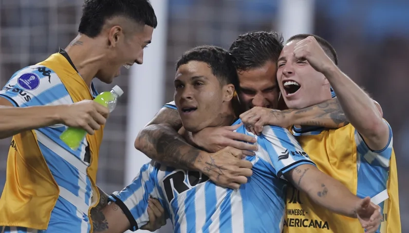 Juan Fernando Quintero celebra con sus compañeros uno de sus goles ante Corinthians. 