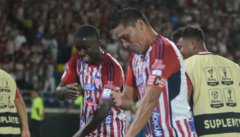 Bacca celebrando su gol a América junto a Yeferson Moreno.