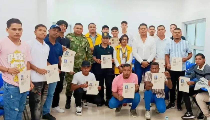 Jóvenes beneficiarios con la entrega de la libreta militar.