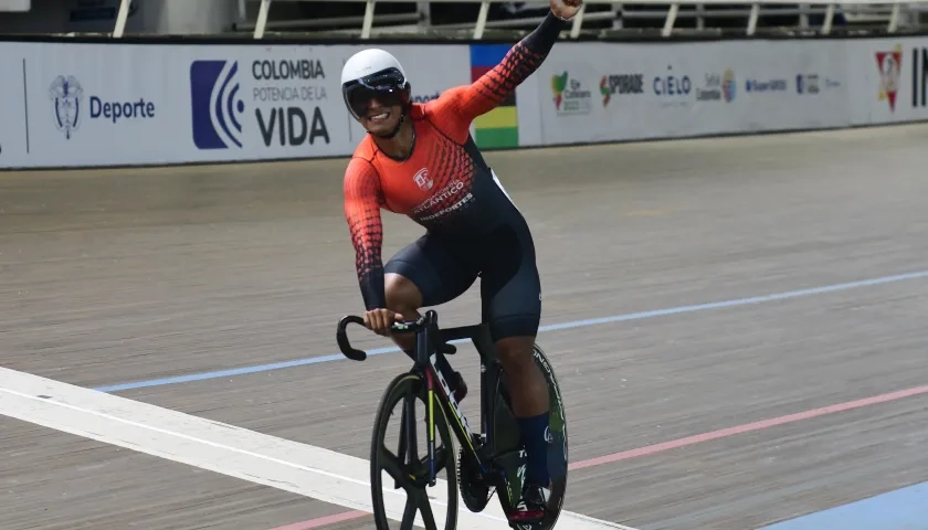 Nicolás Olivera tras imponerse en la prueba de velocidad del ciclismo de pista.