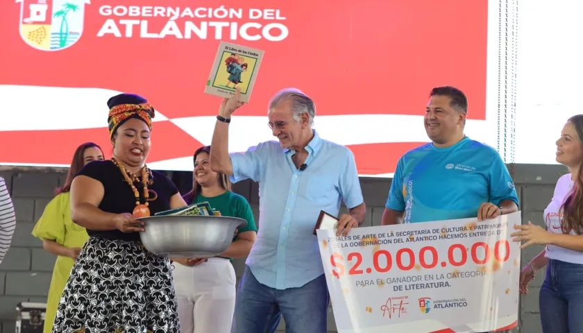 Momentos de la premiación de los ganadores. 