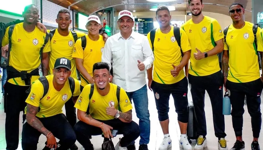 Dumek Turbay con varios jugadores del Real Cartagena. 