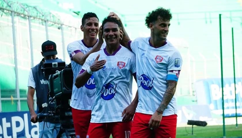 Ruyeri Blanco, Jannenson Sarmiento y Cristian Sención, jugadores del Unión Magdalena. 