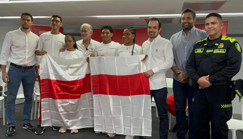 El gobernador Eduardo Verano con los deportistas abanderados para los Juegos Nacionales de la Juentud. 