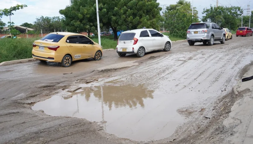 El mal estado de la vía ha causado varias emergencias.