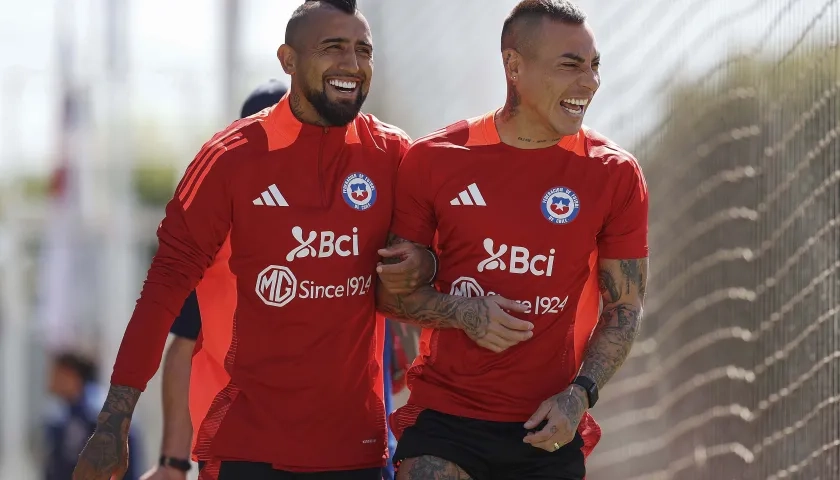 Arturo Vidal y Eduardo Vargas durante un entrenamiento de la selección chilena.  