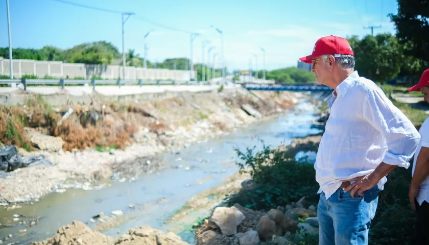 Gobernador Verano durante la visita de inspección de la obra en Soledad.