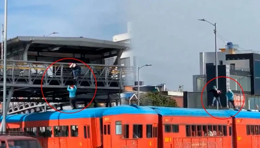 Jóvenes saltando sobre el techo del Tren de la Sabana.