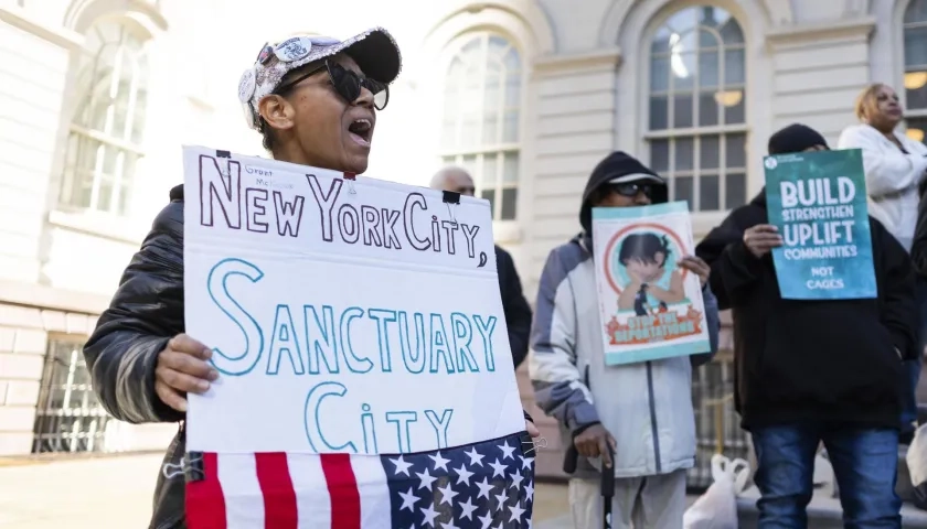 Migrantes manifestándose en las escaleras del Ayuntamiento de la Ciudad de Nueva York. 