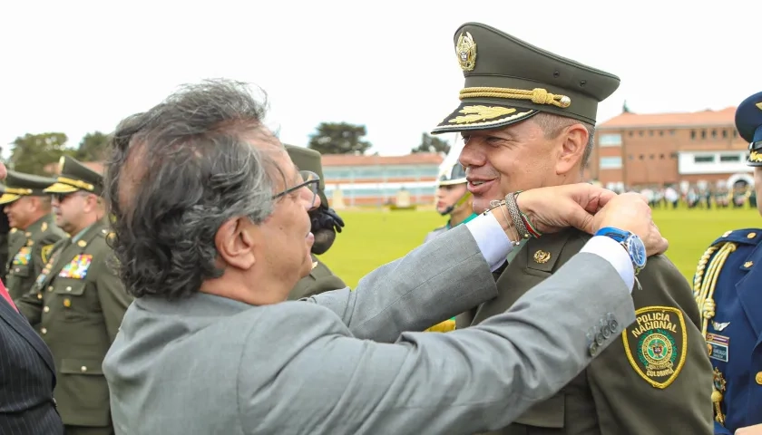 La ceremonia de ascenso del General y otros oficiales contó con la presencia del Presidente Gustavo Petro. 