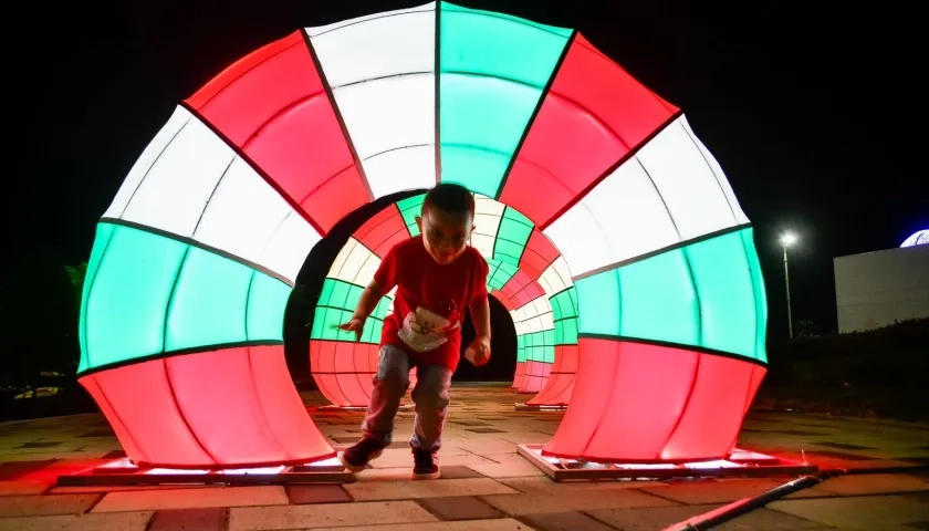 Niños disfrutando el alumbrado navideño de la ciudad. 