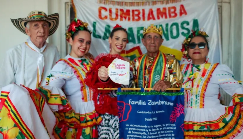 La reina del Carnaval de Barranquilla 2025, Tatiana Angulo Fernández de Castro, con la cumbiamba La Arenosa. 