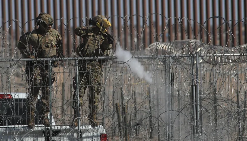 Agentes dispararon bolas de pimienta para dispersar a migrantes. 