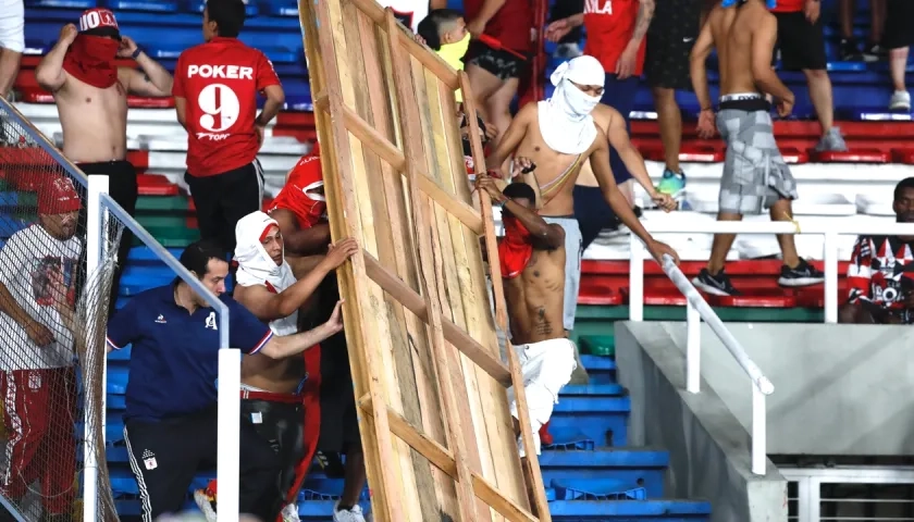 Actos vandálicos protagonizados por los hinchas del América de Cali.