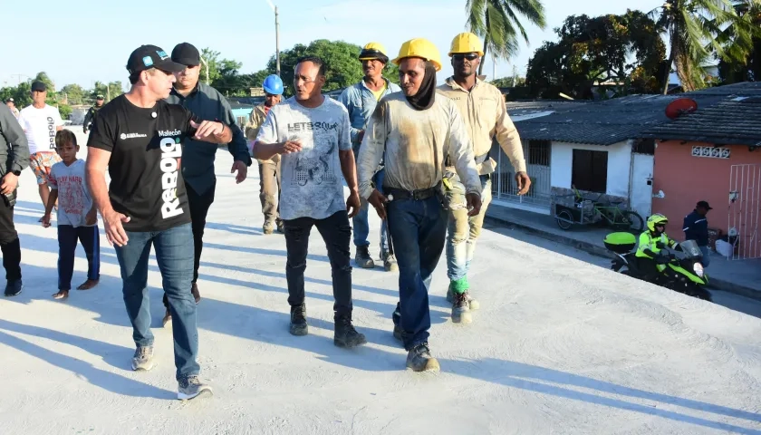 Alcalde Alejandro Char durante la visita al proyecto del Malecón de Rebolo. 