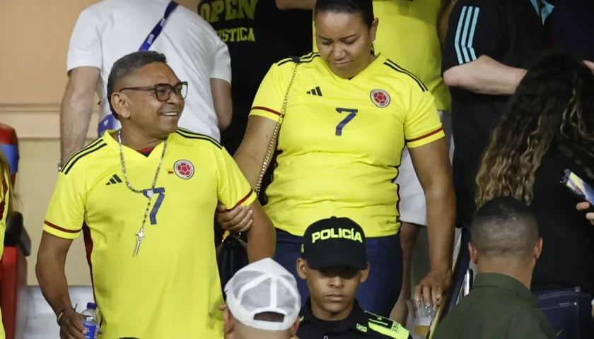 Mane Díaz y su esposa Cilenis Marulanda en un partido de la Selección Colombia. 