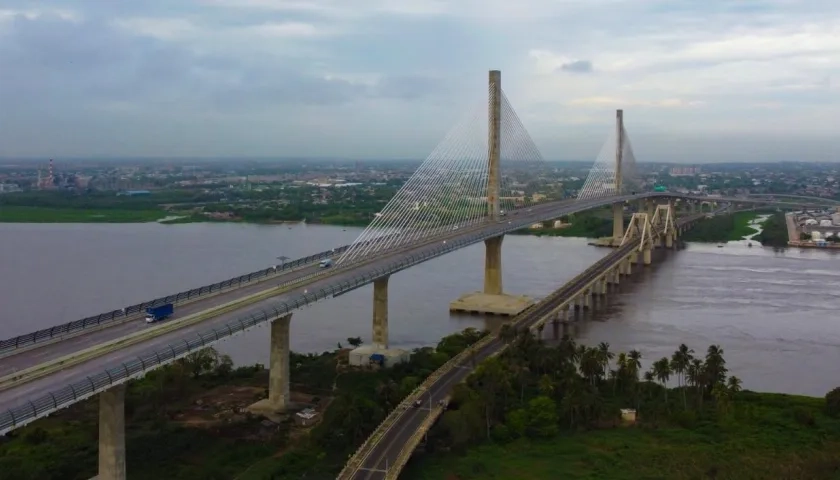 Panorámica del antiguo y nuevo puente Pumarejo. 